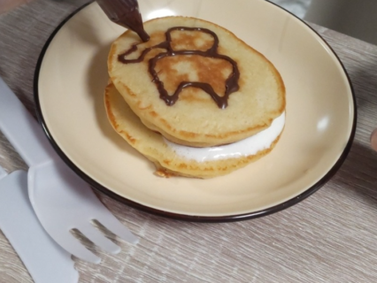 笑顔あふれるパンケーキ作り